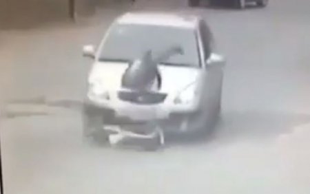 Bakıda sürücü uşağı maşınla vurdu, babasını yumruqladı