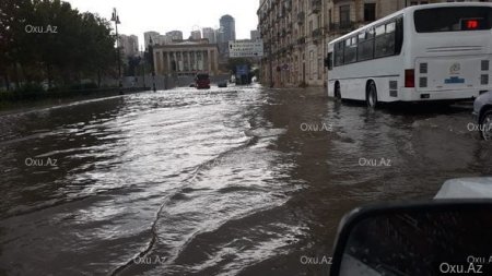Bakı suyun altında qaldı