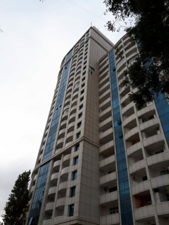 Bakıda "Gilan İnşaat"ın tikdiyi kompleksdə üzlüklər qopub maşınların üstünə düşdü