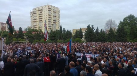 Bakıda Qarabağ mitinqi keçirilir : Aksiyaya türk tələbələr də qatılıb