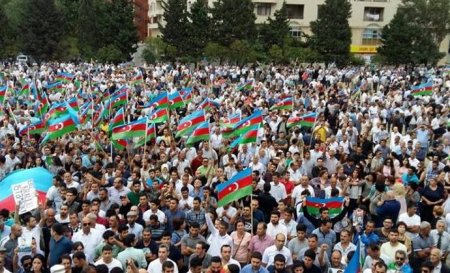 Bakıda Qarabağ mitinqi keçirilir : Aksiyaya türk tələbələr də qatılıb