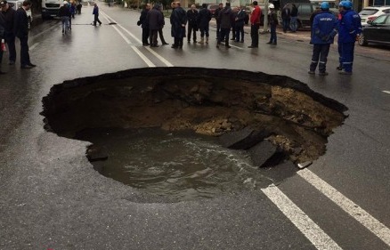 Xırdalanda yol çökdü, yük maşını çuxura düşdü
