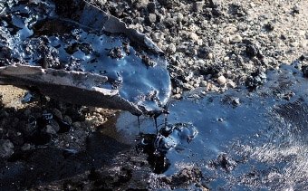 Bakıda yaşayış evinin altından neft çıxdı