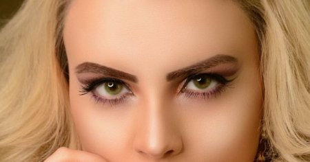 Açıq-saçıq geyiminə görə aktrisanı topa tutdular: 