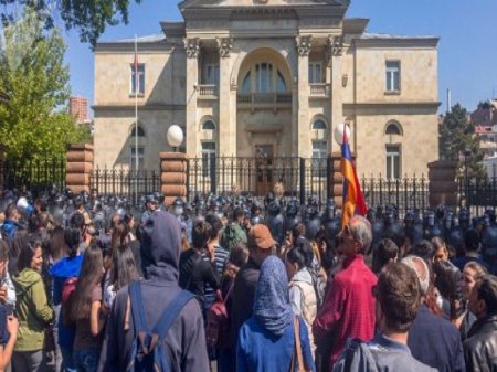 Yerevanda parlament mühasirəyə alındı: Deputatlar binadan çıxa bilmirlər