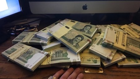 Bir gün içində İranda dollar yarıbayarı ucuzlaşdı