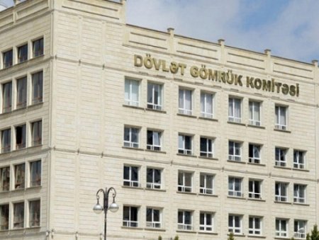 Gömrük Komitəsinin iki vəzifəli əməkdaşı qaçaqmalçılığa görə işdən çıxarıldı