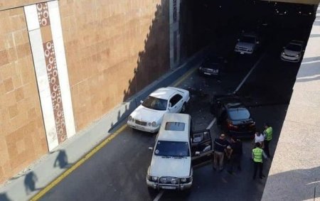 Bakıda avtomobil körpüdən tunelə aşdı