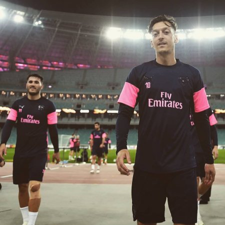 Özil Azərbaycan dilində paylaşım etdi