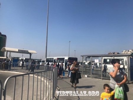 “Elə sürətlə sürdü ki, ayaq üstə dayanmış cavan oğlan yıxıldı, oturacağı sındırdı”