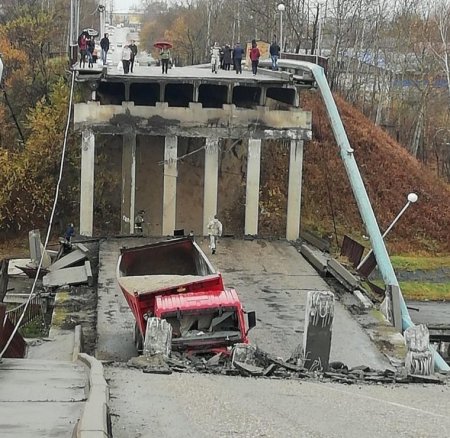 Rusiyada dəmir yolu üzərindən keçən avtomobil körpüsü uçub