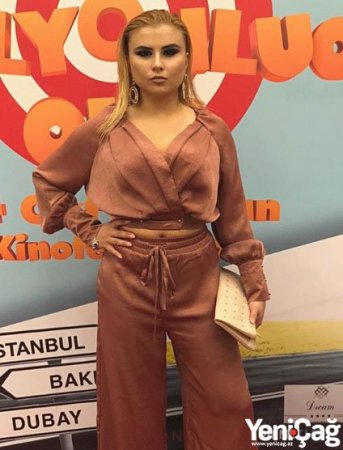 Tədbirə göbəyiaçıq geyimdə gəldi, bədəni ilə meydan oxudu