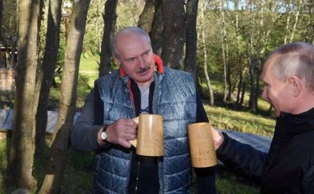 Lukaşenko Putini öz kiçik vətəninə apardı və milli içkiyə qonaq etdi