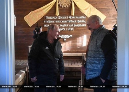 Lukaşenko Putini öz kiçik vətəninə apardı və milli içkiyə qonaq etdi