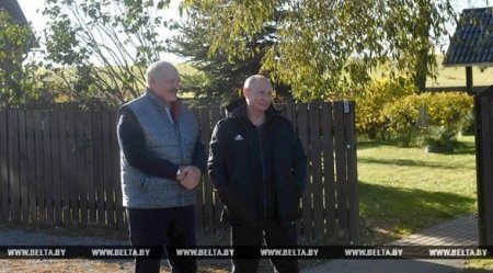 Lukaşenko Putini öz kiçik vətəninə apardı və milli içkiyə qonaq etdi