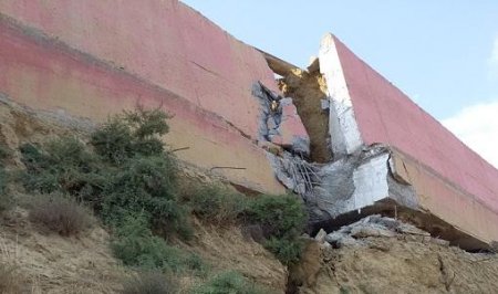 Badamdarda evlərin hasarlarının təxminən 30 metr hissəsi uçdu