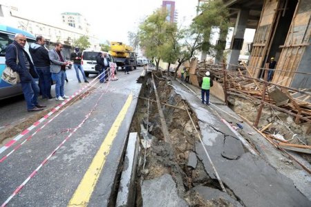 Bakının mərkəzində yolun səki hissəsi çökdü