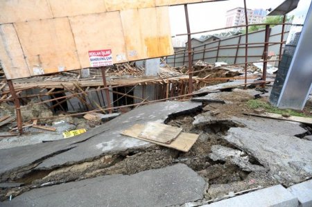 Bakının mərkəzində yolun səki hissəsi çökdü