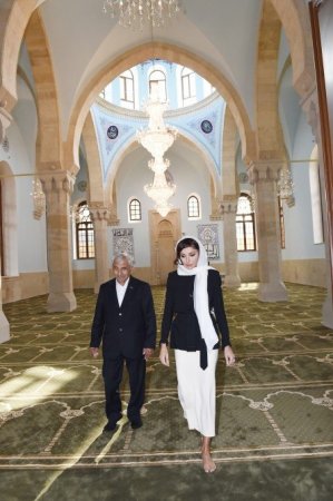 Hacı Əbdül Mehriban Əliyevanın yanında
