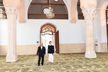 Hacı Əbdül Mehriban Əliyevanın yanında