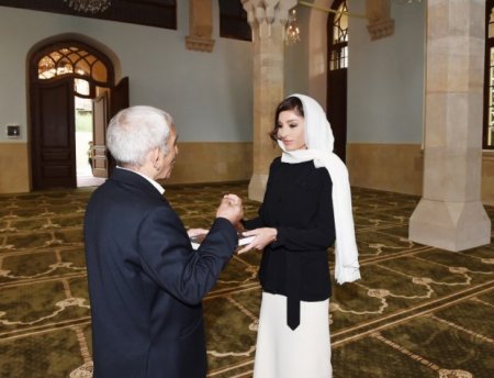 Hacı Əbdül Mehriban Əliyevanın yanında
