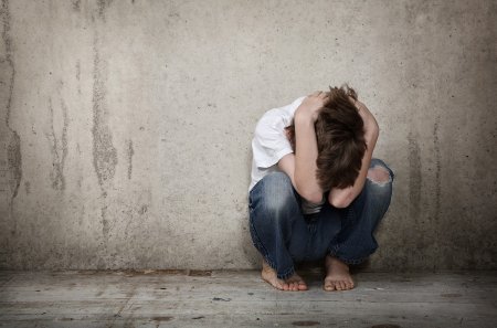 Sumqayıtda 12 yaşlı uşağı qorxudub evlərindən 25 min manat oğurlamağa məcbur ediblər