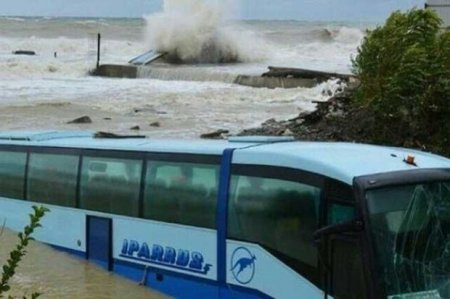 Şagirdlərin olduğu avtobus sel suları altında qaldı