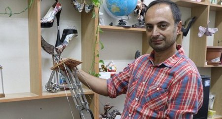 Bakıda universitet bitirib Türkiyədə qadın ayaqqabılarından heykəl düzəldən İsmayıl Hüseynov