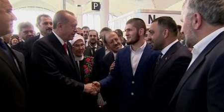 Ərdoğan Həbib Nurməhəmmədovun əlini sıxdı