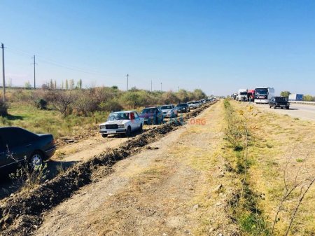 Azərbaycanda bahalı maşınlar yola belə səpələndi