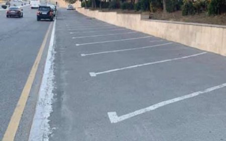 Səkinin üstündə parklanma yerləri