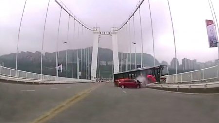 Çində avtobusun körpüdən düşmə anının son saniyələri