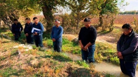 Baş nazirin müavini məmurları söydü, çiyinlərinə iri kəltən yüklədi