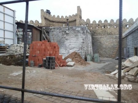 İçərişəhərin Qala divarına bitişik obyekt tikilir?