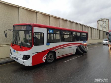 Bakıda hərəkətdə olan sərnişin avtobusunun təkəri yerindən çıxdı