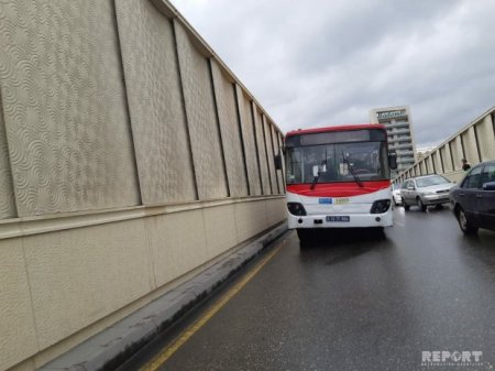 Bakıda hərəkətdə olan sərnişin avtobusunun təkəri yerindən çıxdı