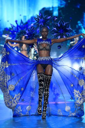 Adriana Lima PODİUMU AĞLAYARAQ TƏRK ETDİ