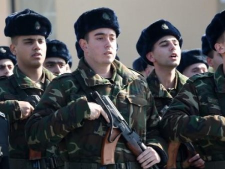 Heydər Əliyev əlində avtomat tutaraq and içdi