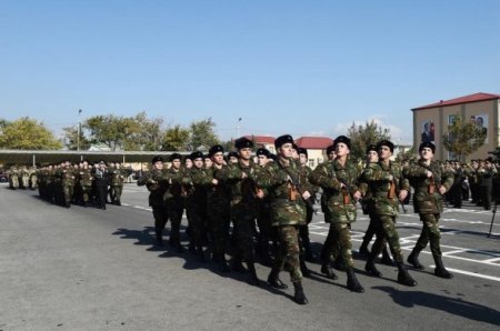 Heydər Əliyev əlində avtomat tutaraq and içdi