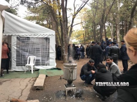 “Gəlinin qızıllarını satıb xərçəng xəstəsi oğluma dərman almışdım, yandı…”