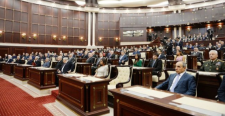 Milli Məclisdə deputatlar arasında mübahisə: “Gəncədə və Şəmkirdə yeyib-içən deputatlar…”