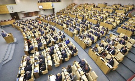 Rusiyalı deputat barmağını həmkarının qulağına saldı