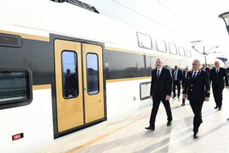 İlham Əliyev Sumqayıtdan Bakıya qatarla gəldi