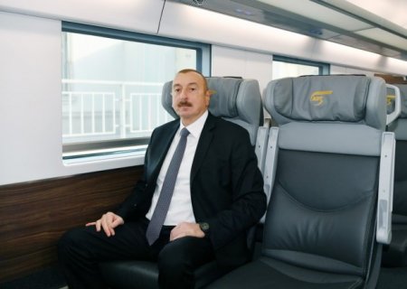 İlham Əliyev Sumqayıtdan Bakıya qatarla gəldi