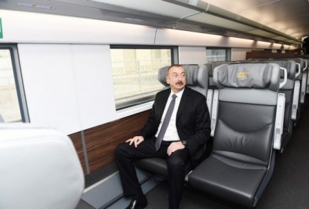 İlham Əliyev Sumqayıtdan Bakıya qatarla gəldi