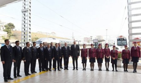 İlham Əliyev Sumqayıtdan Bakıya qatarla gəldi