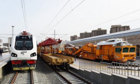 İlham Əliyev Sumqayıtdan Bakıya qatarla gəldi