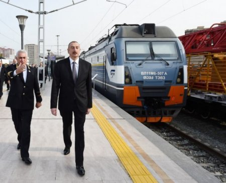 İlham Əliyev Sumqayıtdan Bakıya qatarla gəldi