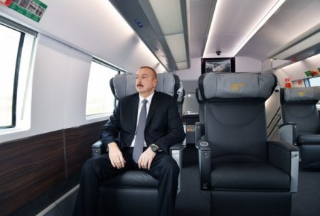 İlham Əliyev Sumqayıtdan Bakıya qatarla gəldi