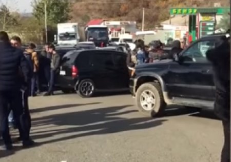 Azərbaycanda yaxalanan erməni diversanta görə Ermənistanda yolu bağladılar